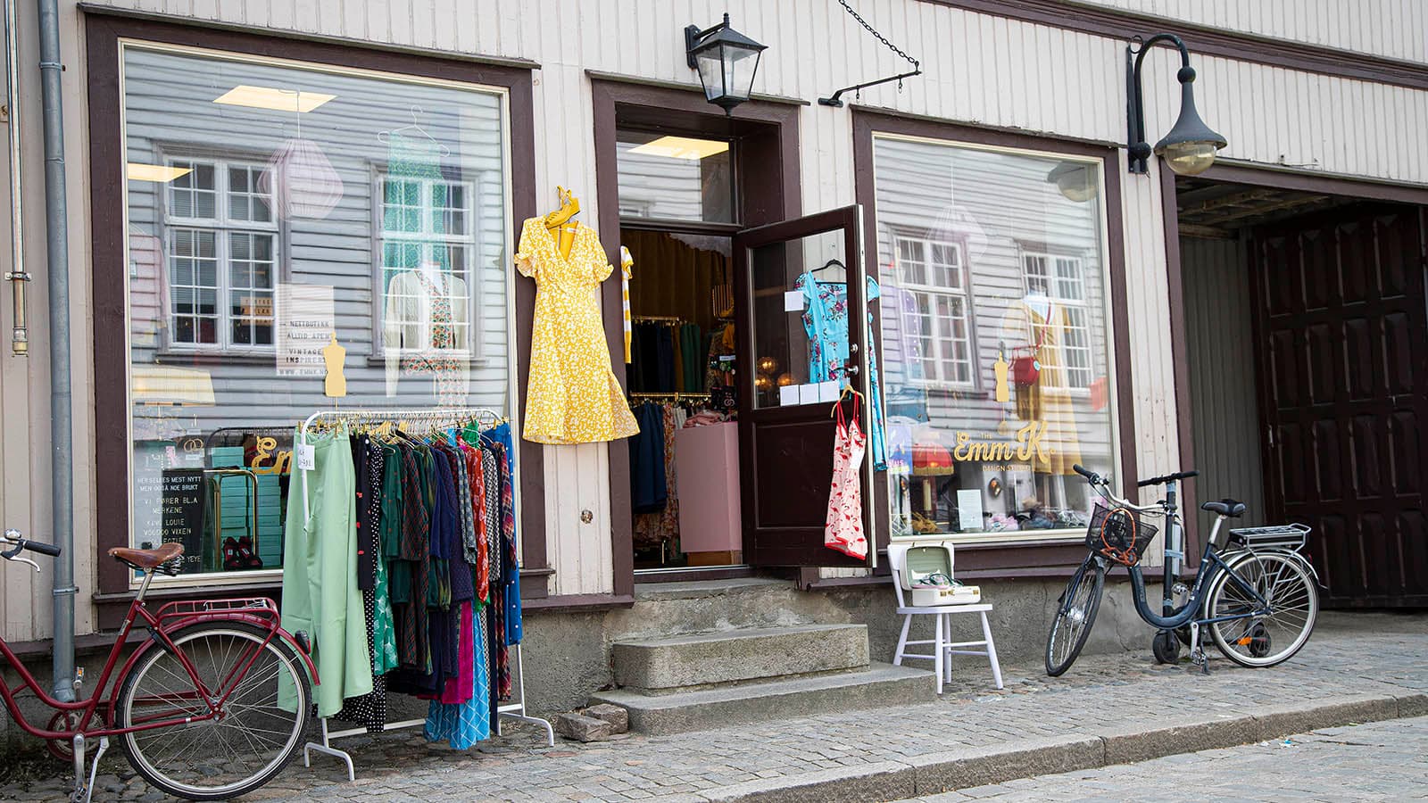 Vintagebutikken Emm K i Gamlebyen med klær og sykler utenfor butikken.
